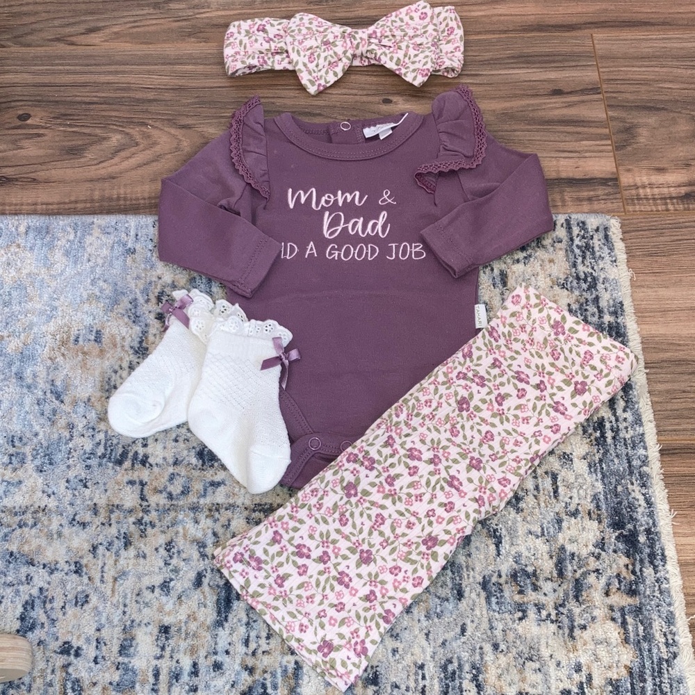 #126. 🆕 NWOT - Tahari Baby - 4-Piece Baby Girl ’Mom & Dad Did A Good Job’ Set